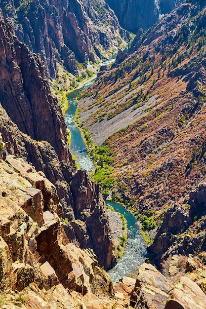 Imagen de la garganta del río atravesando un gran valle montañoso