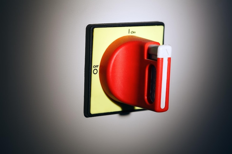 Foto imagen de un gran interruptor rojo en primer plano