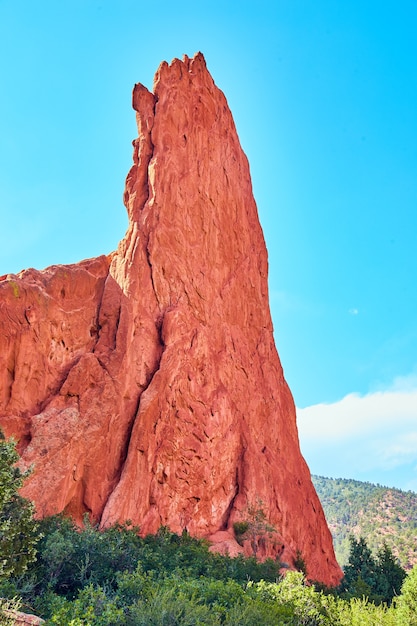 Imagen de gran pilar vertical de roca roja en el desierto