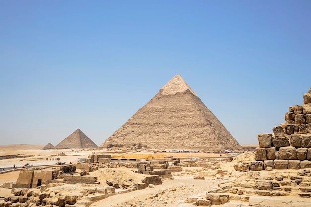 Imagen de la gran pirámide de Giza. El Cairo, Egipto. En primer plano hay una y pequeñas pirámides de sacerdotes.