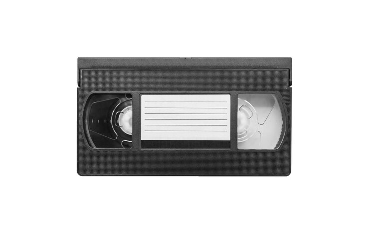 Imagen grande de una vieja cinta de casete de vídeo sobre fondo blanco.