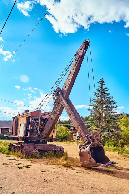 Imagen de grandes equipos de minería contra el cielo azul audaz