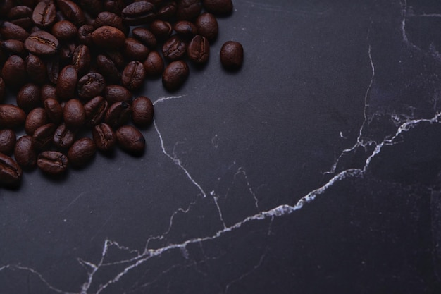 Foto imagen de granos de café tostados de color marrón oscuro