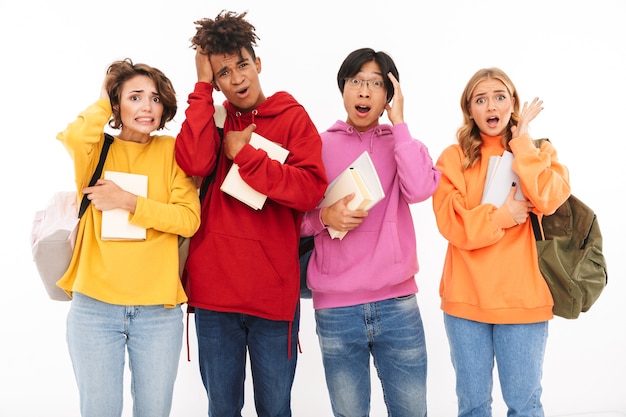 Foto imagen del grupo joven sorprendido confundido de los estudiantes de los amigos que se encuentran aislados.