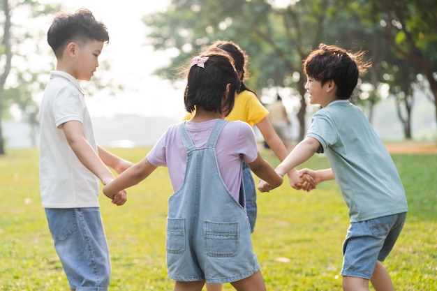 Imagen de un grupo de niños asiáticos divirtiéndose en el parque