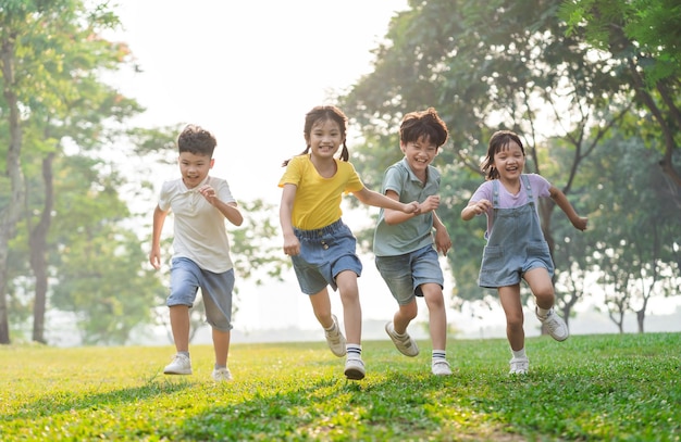 Imagen de un grupo de niños asiáticos divirtiéndose en el parque