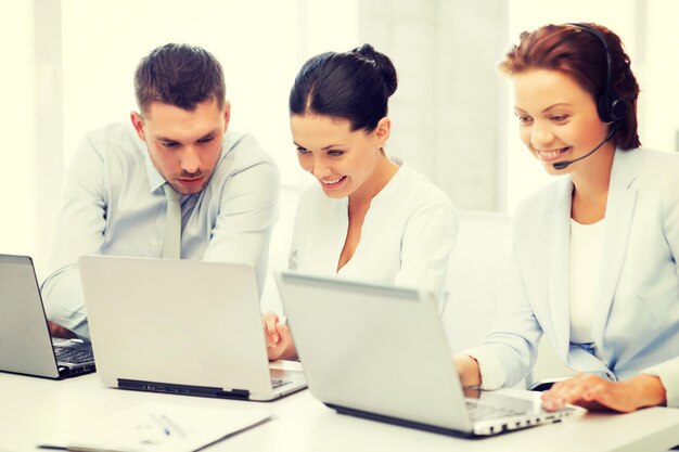 imagen de un grupo de personas que trabajan con computadoras portátiles en la oficina