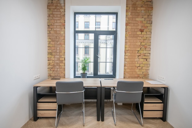 Imagen de una habitación con muebles de madera.