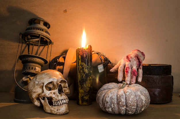 Foto imagen de halloween con una vela encendida en un cráneo antiguo