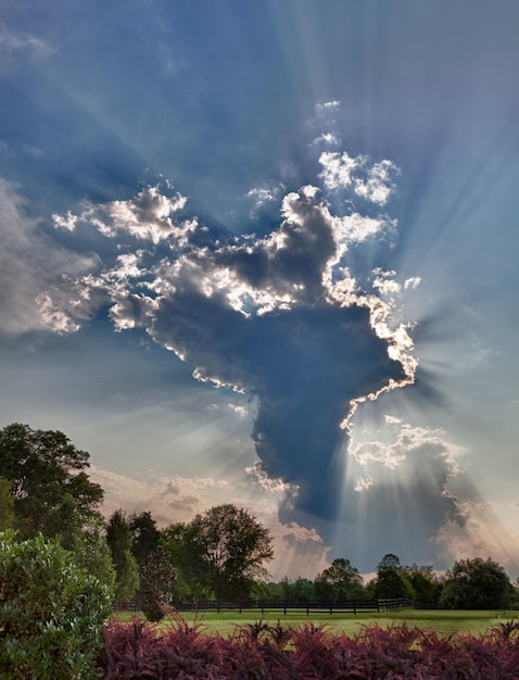 Imagen HDR de una nube alta con rayos de sol