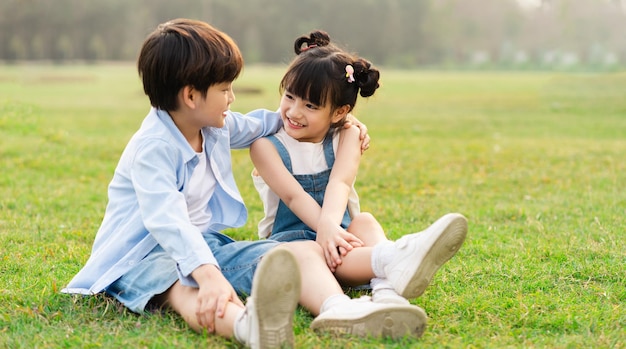 Imagen de hermano y hermana divirtiéndose en el parque