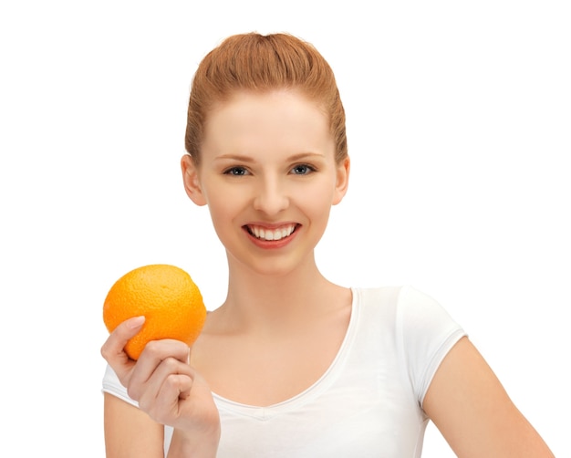 imagen de una hermosa adolescente con naranja.