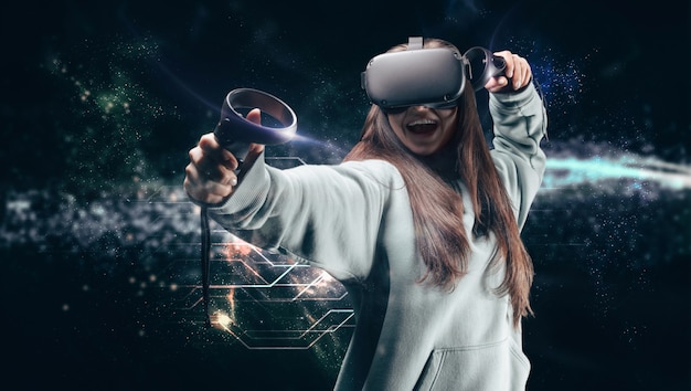 Imagen de una hermosa mujer elegante con gafas de realidad virtual