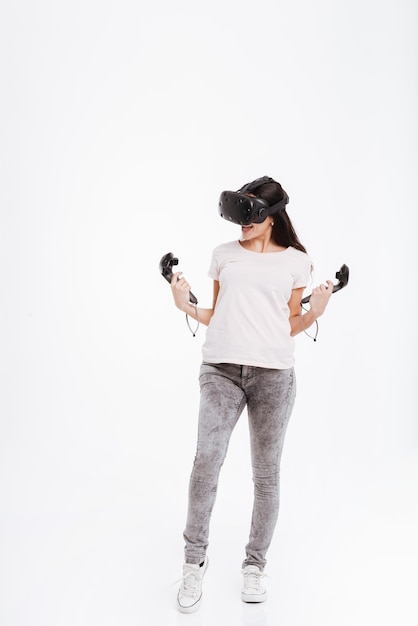 Imagen de hermosa mujer joven con el casco de realidad virtual