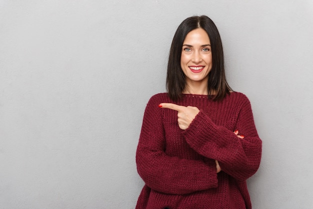 Imagen de hermosa mujer joven posando apuntando aislado.