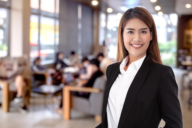 Imagen de hermosa mujer de negocios alegre que se encuentran aisladas sobre fondo blanco. Mirando la cámara.