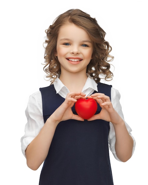 Foto imagen de hermosa niña con corazoncito