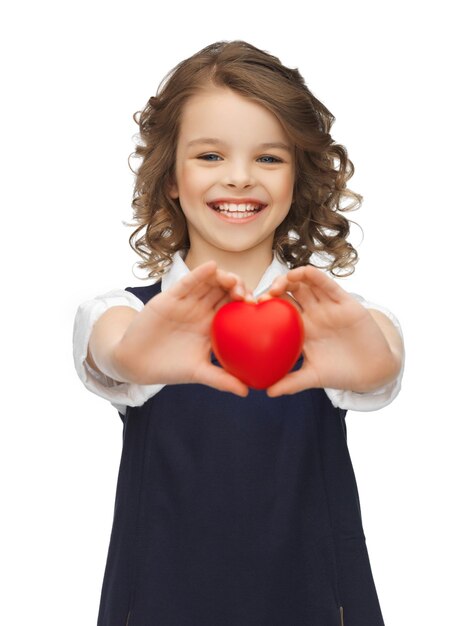 Foto imagen de hermosa niña con corazoncito