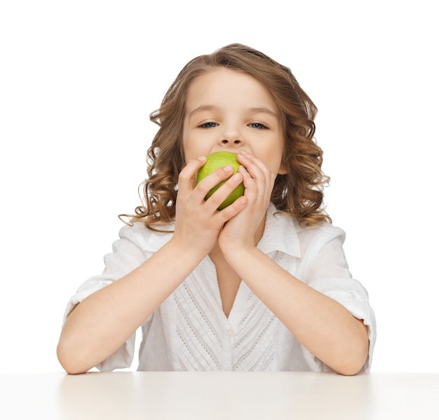 Foto imagen de hermosa niña con manzana verde