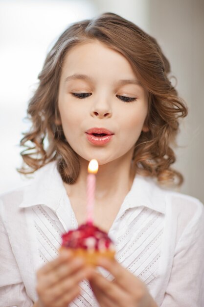 imagen de hermosa niña preadolescente con cupcake