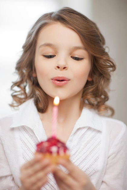 Foto imagen de hermosa niña preadolescente con cupcake