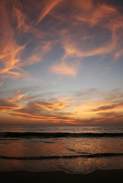 Imagen de una hermosa puesta de sol en el mar