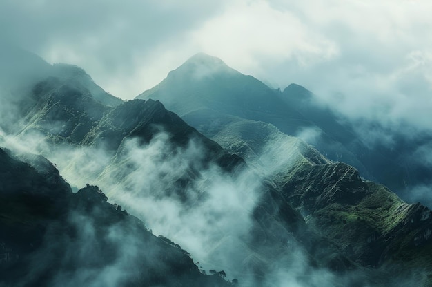 Foto imagen de hermosas montañas en una niebla