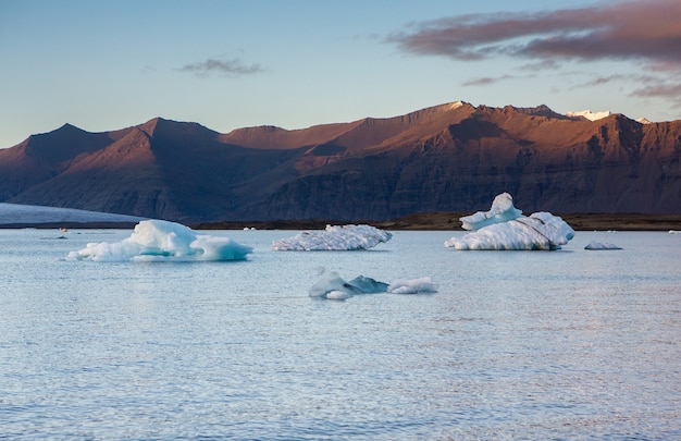 Imagen del hermoso paisaje de Islandia