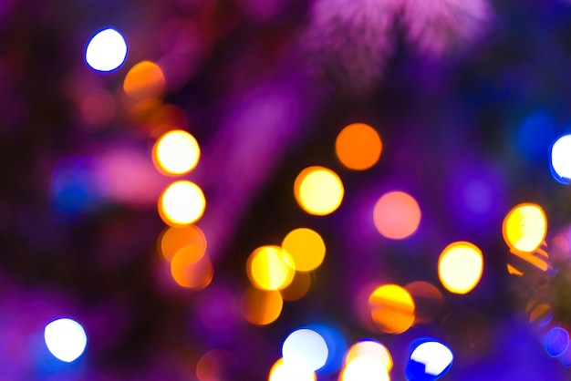 Una imagen hipnotizante captura el encantador resplandor de las luces borrosas en un árbol de Navidad