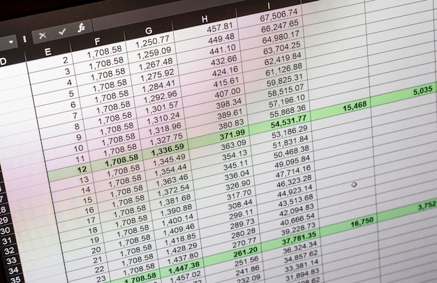 Imagen de una hoja de cálculo de Excel en modo oscuro en la pantalla de un ordenador que muestra la tabla de amortización de un préstamo bancario