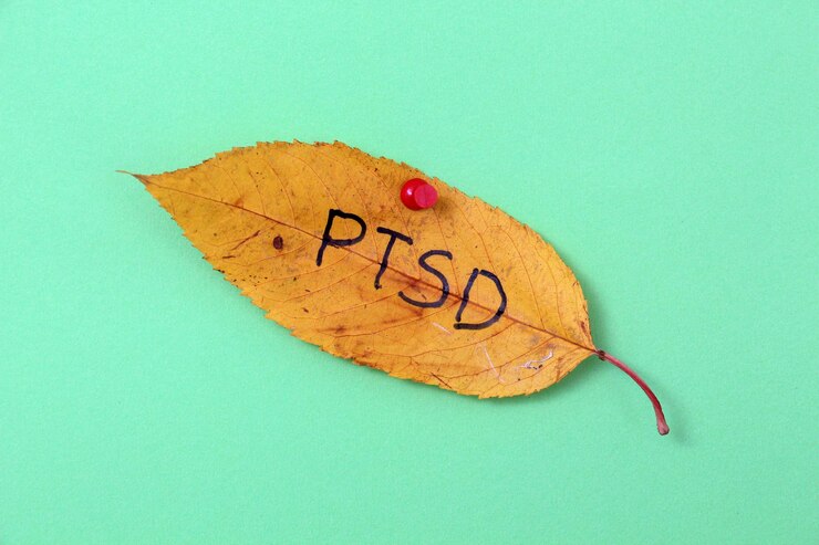 Foto imagen de hojas de nogal otoñal con texto escrito a mano ptsd