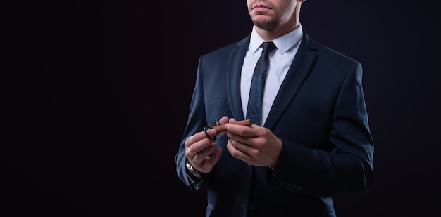 Imagen de un hombre adulto con estilo en un traje con un cigarro. Concepto de clubes de puros. Técnica mixta