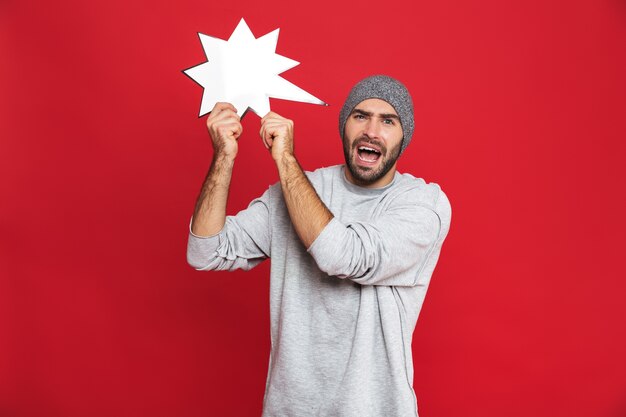 Imagen de hombre alegre de 30 años con sombrero sosteniendo cartel de idea en blanco, aislado