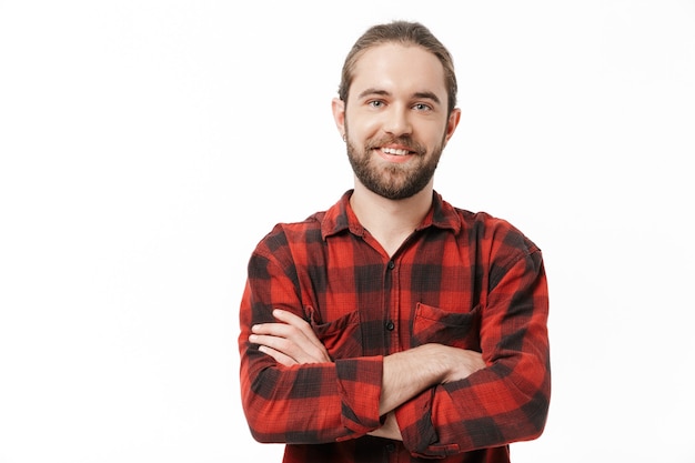 Foto imagen de un hombre barbudo guapo joven feliz posando aislado sobre la pared blanca.