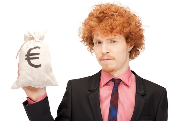 imagen de hombre con bolsa firmada en euros
