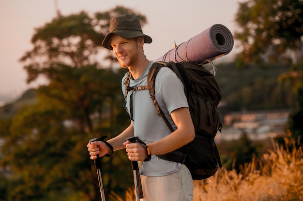 Una imagen de un hombre caminando y disfrutando de la naturaleza.