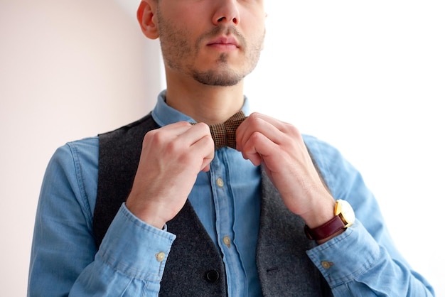 Imagen de hombre elegante de pie junto a la ventana