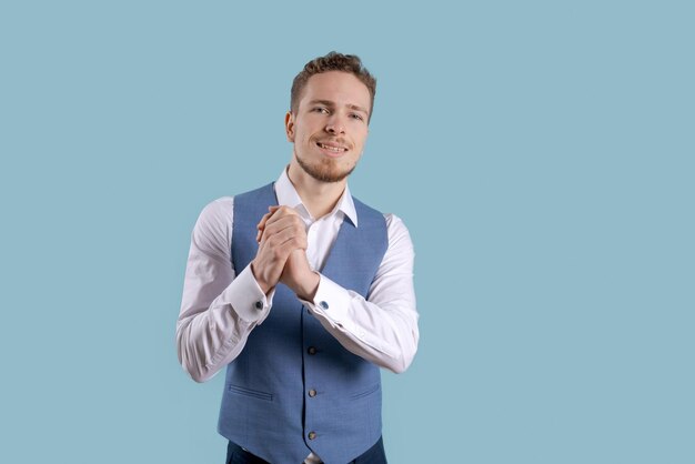 Imagen hombre exitoso en ropa formal sonriendo a la cámara aislada en azul