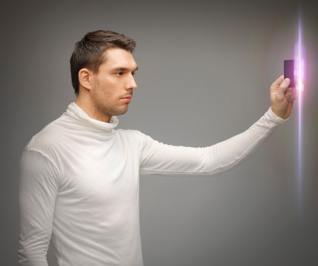 Foto imagen de hombre futurista con tarjeta de acceso