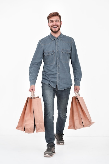 Imagen de un hombre guapo con bolsas de compras