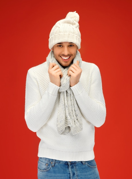 imagen de hombre guapo en suéter, gorro y bufanda.