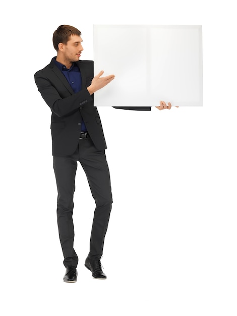 Foto imagen de hombre guapo en traje con un tablero en blanco.