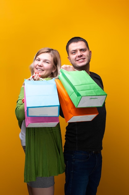 Imagen de hombre y mujer con bolsas de compras.