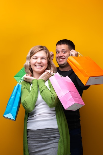 Imagen de hombre y mujer con bolsas de compras.