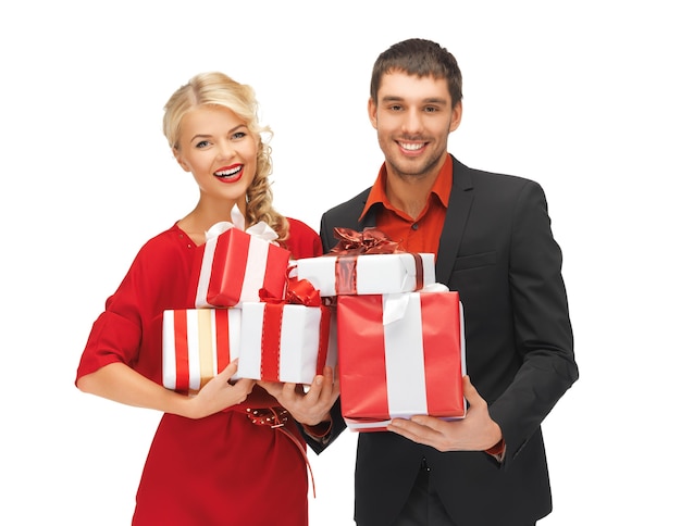 imagen de hombre y mujer con cajas de regalo