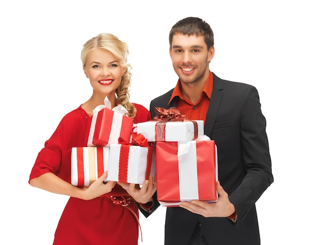 imagen de hombre y mujer con cajas de regalo