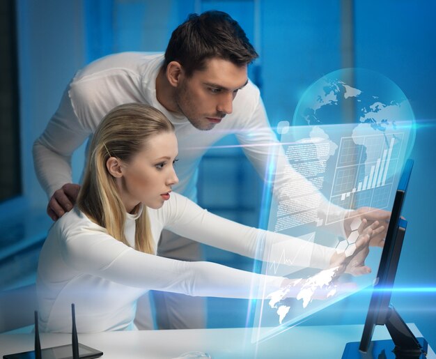 imagen de hombre y mujer en laboratorio espacial