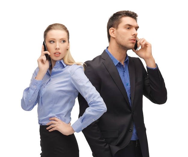 imagen de hombre y mujer con teléfonos celulares