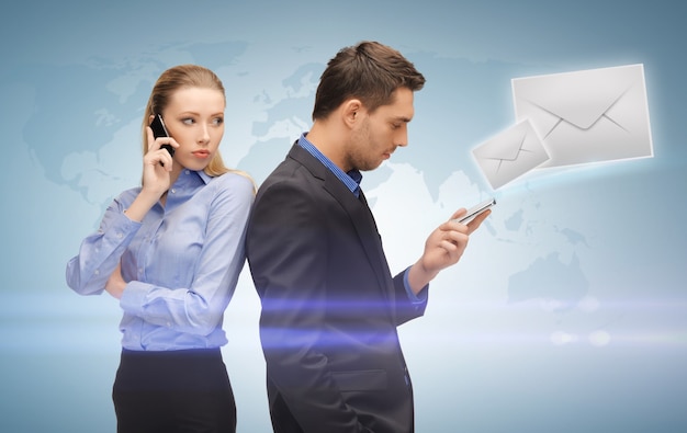 Foto imagen de hombre y mujer con teléfonos celulares