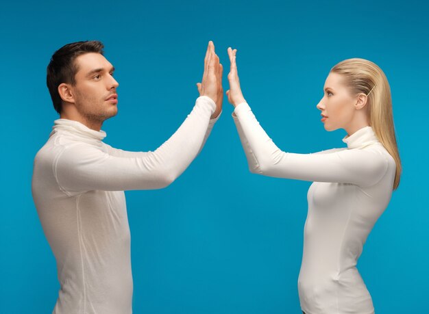 imagen de hombre y mujer trabajando con algo imaginario